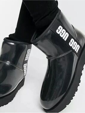 Women's 7 M UGG Classic Clear Mini Boots Black 1113190-BLK wool/Fur Lined Ankle